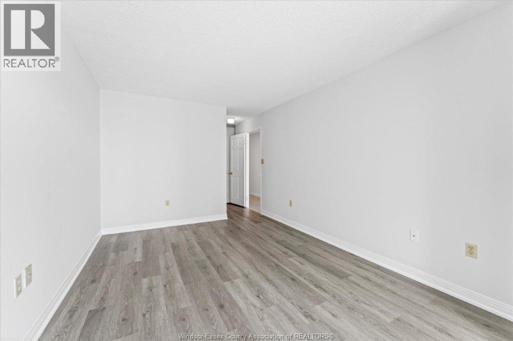 #906 75 RIVERSIDE DRIVE - 11