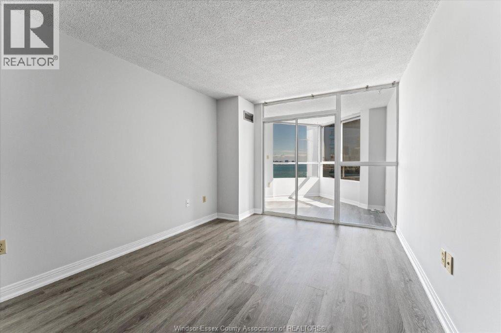 #906 75 RIVERSIDE DRIVE - Image 12