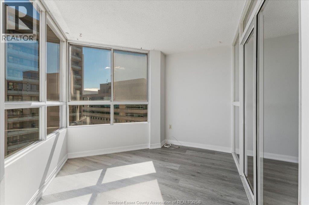 #906 75 RIVERSIDE DRIVE - Image 13