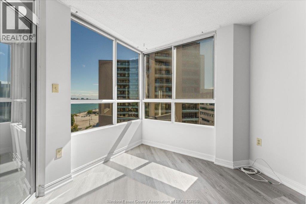 #906 75 RIVERSIDE DRIVE - 14