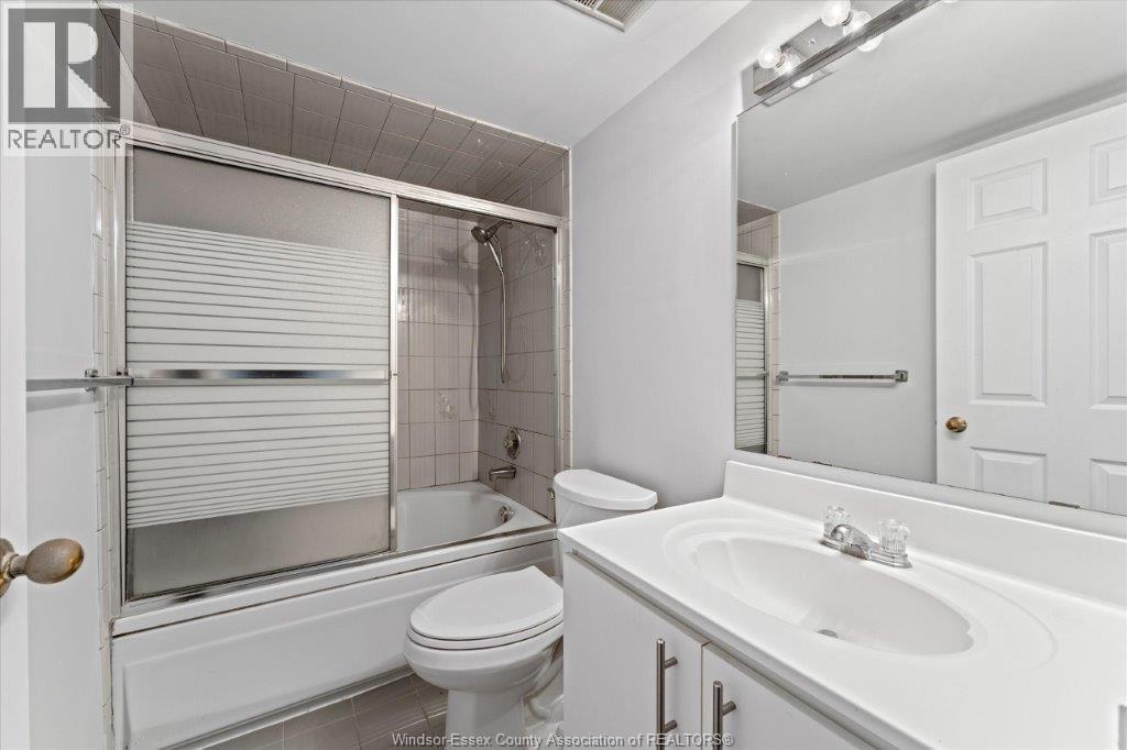 #906 75 RIVERSIDE DRIVE - 17