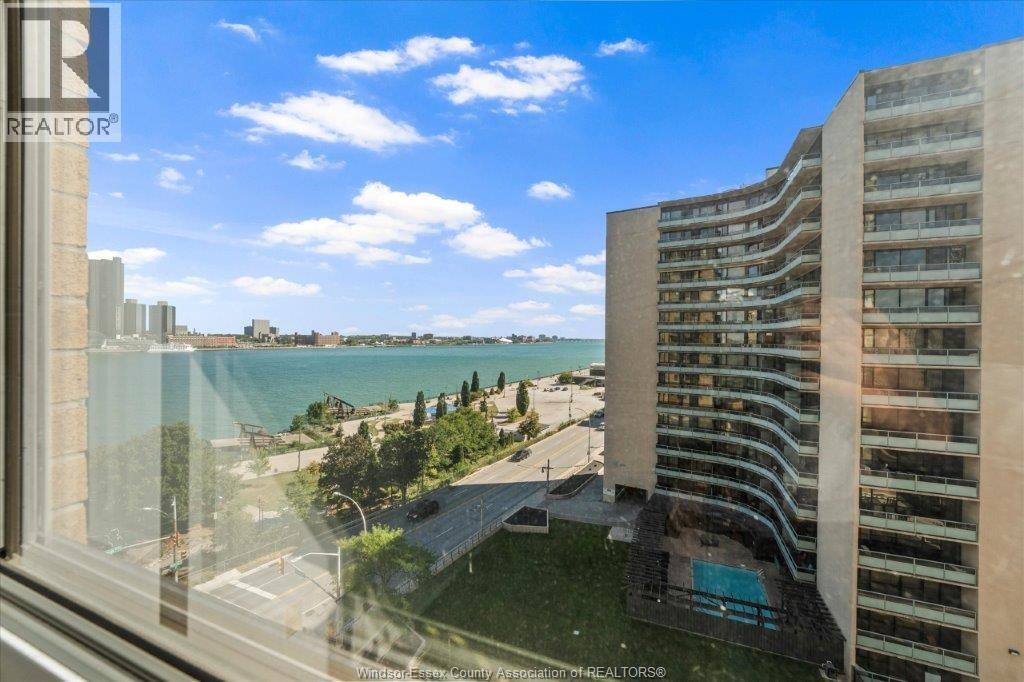 #906 75 RIVERSIDE DRIVE - 19