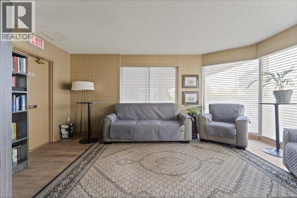 #906 75 RIVERSIDE DRIVE - 29
