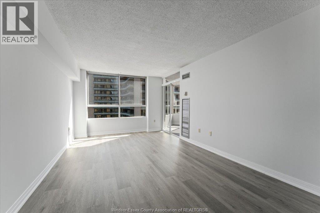 #906 75 RIVERSIDE DRIVE - 4