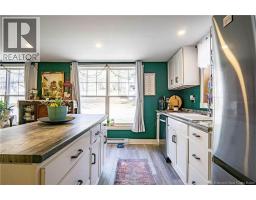 Kitchen w/center island