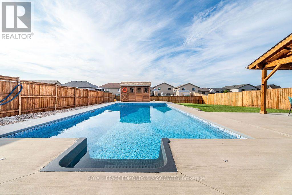 10 NOBLE CRESCENT - Image 33