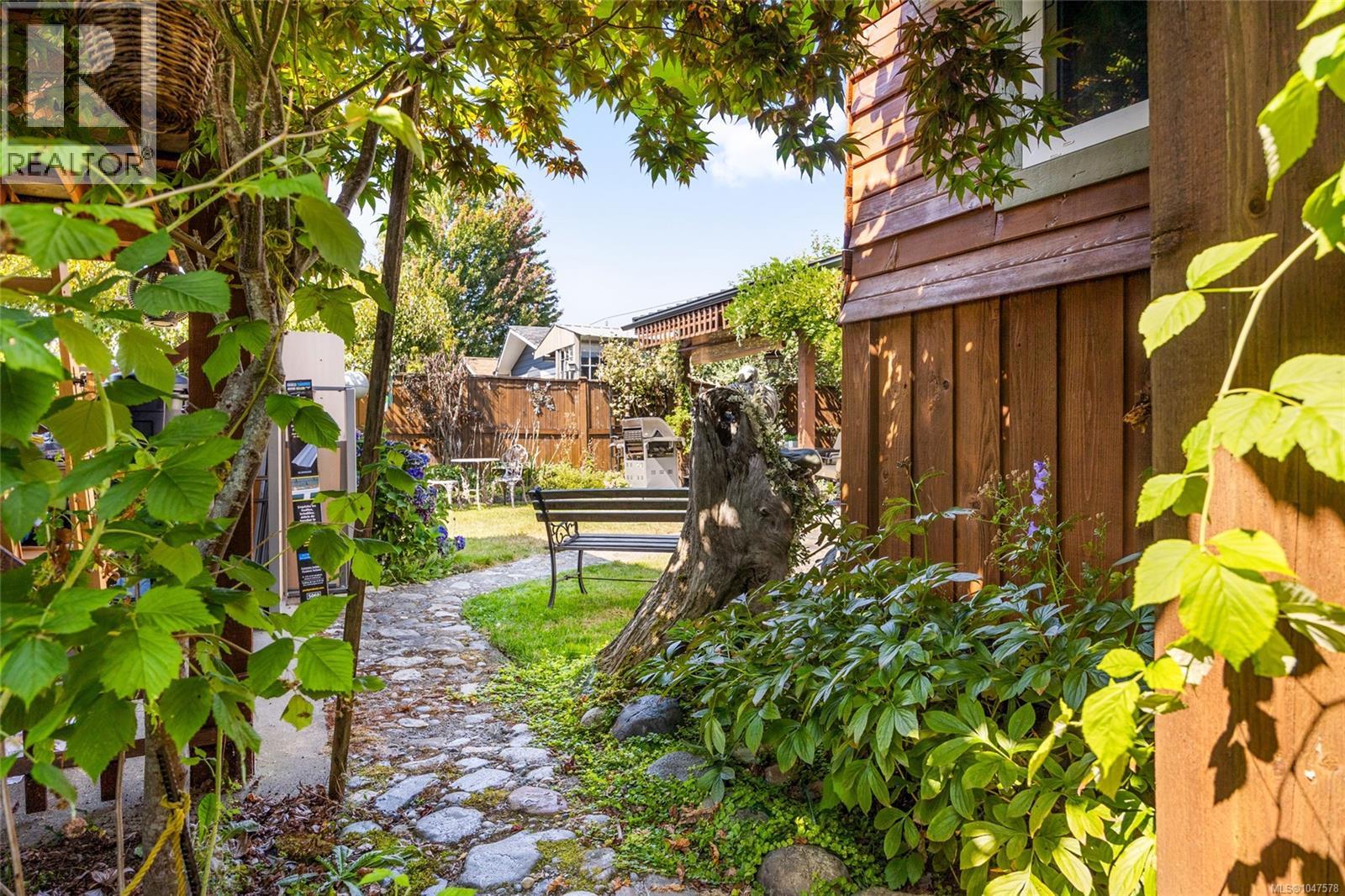 1755 Lewis Ave - Image 29