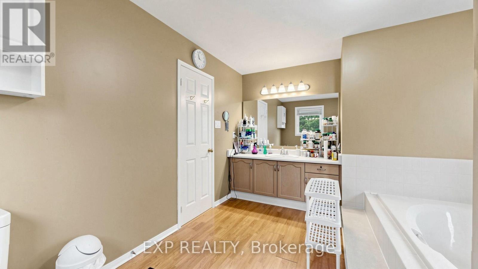 28 HURLBUT PLACE - 26