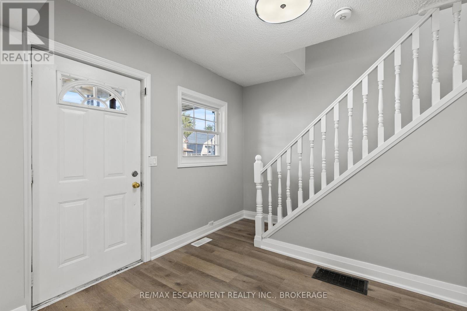 #Upper 15 MCCORMICK Street, Welland (Prince Charles), Ontario, L3C4L8, Welland (Prince Charles), Ontario — photo 4 of 5