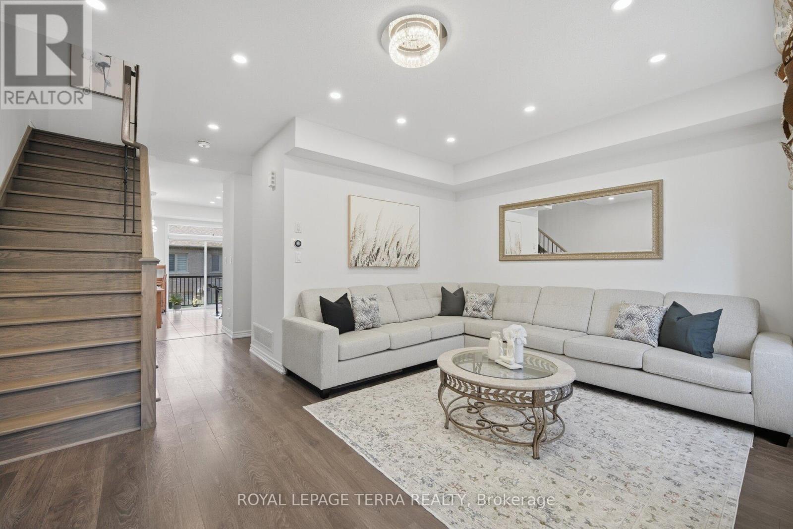38 HALLMARK WAY - Image 9