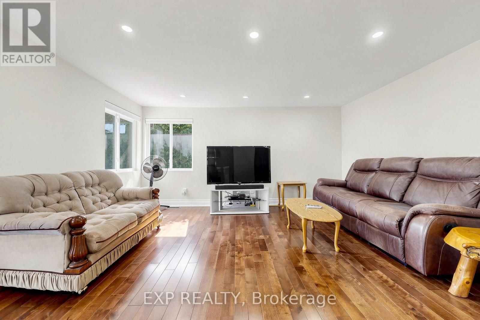 292 HOLLYWOOD DRIVE - 7