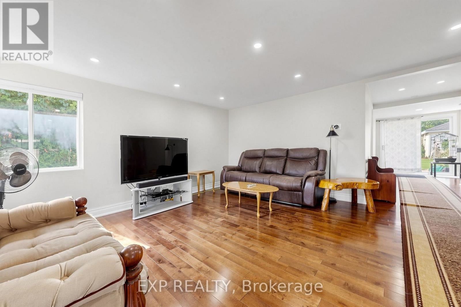 292 HOLLYWOOD DRIVE - 8