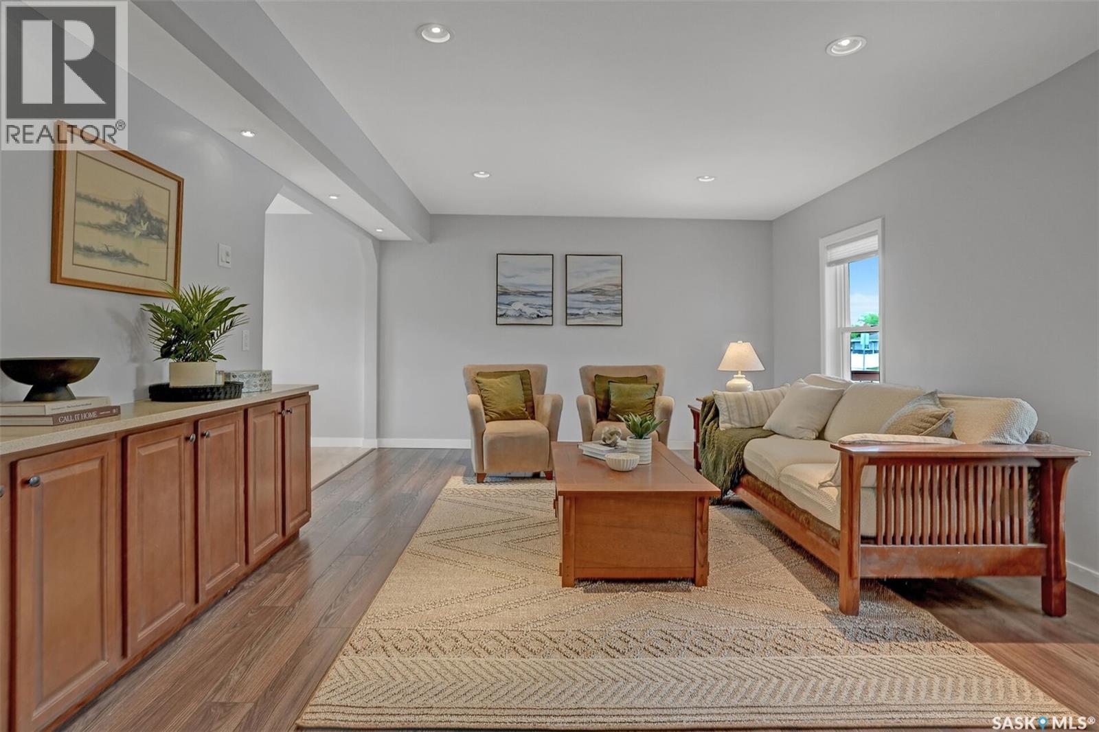 209 Douglas AVENUE E - Image 11