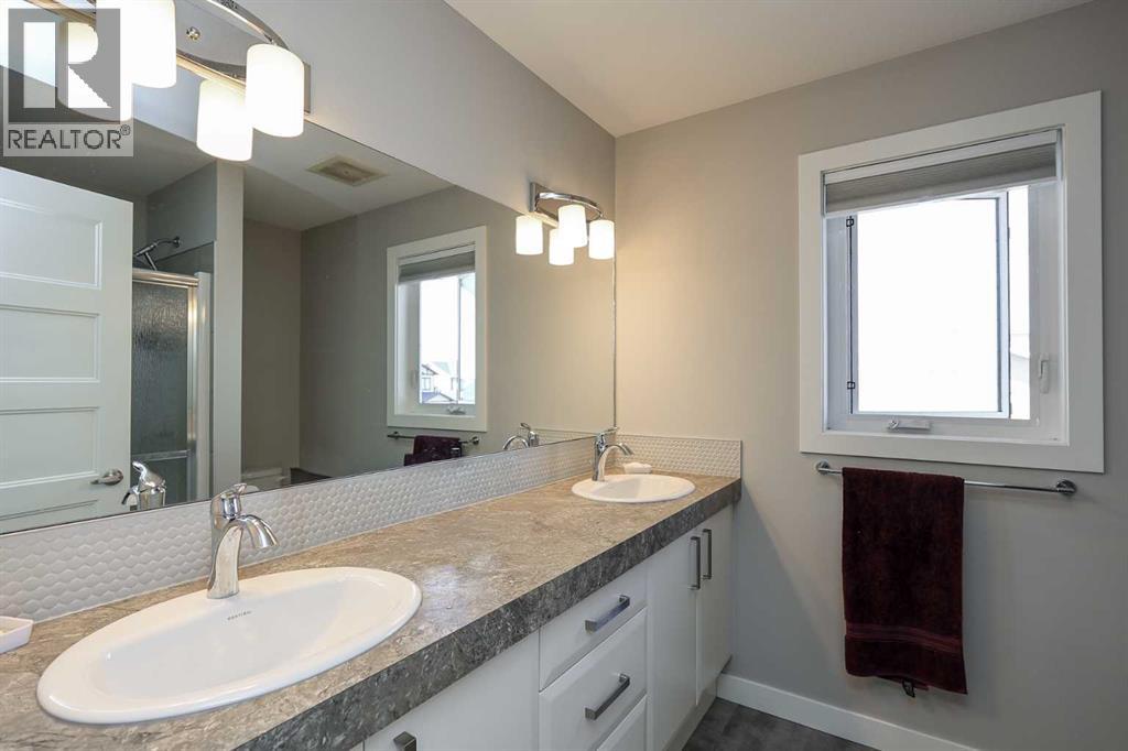 Listing photo – 137 Coachman Way, Blackfalds