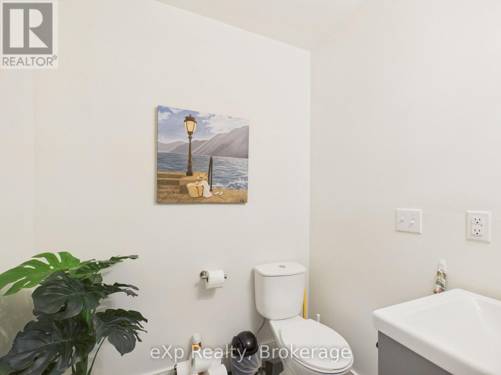 109 COLBORNE STREET S - 12