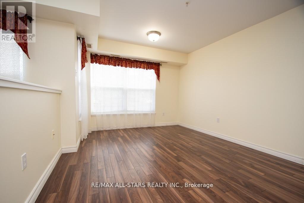 #106 8 HURON STREET - 13