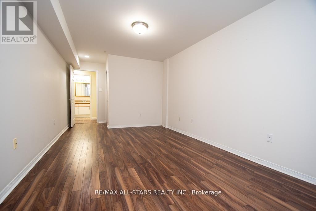 #106 8 HURON STREET - 26