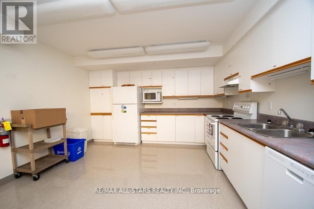 #106 8 HURON STREET - 35