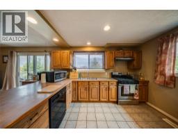 Living room - 3509 5th Avenue, Castlegar, BC V1N2V8 Photo 15