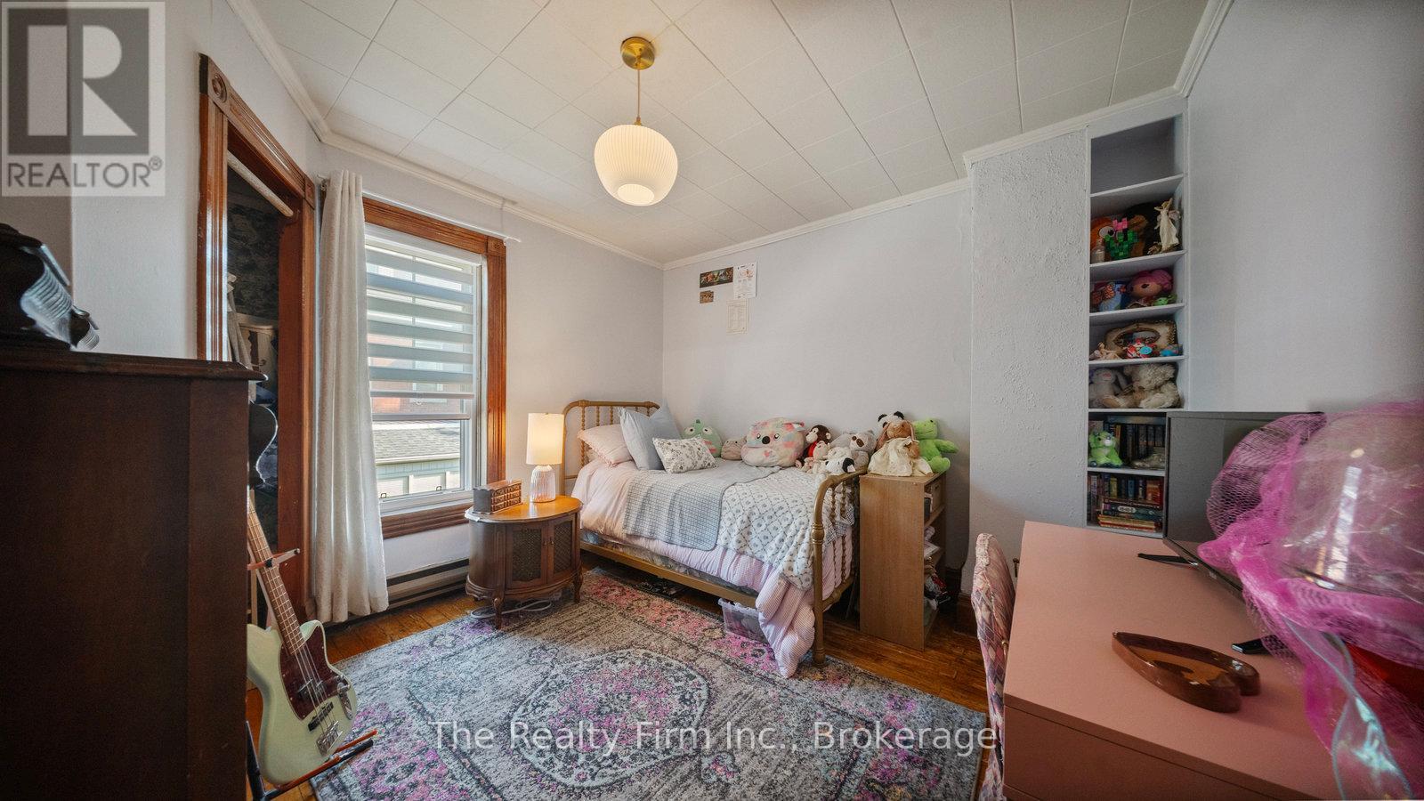94 WOODSTOCK STREET N - Image 25