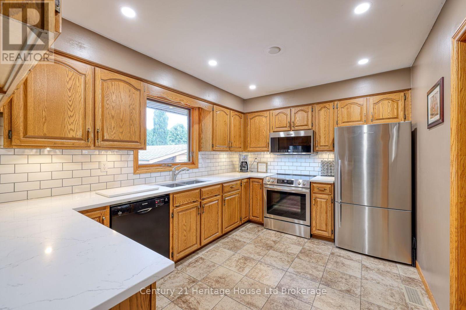 81 GLENN AVENUE N - 11