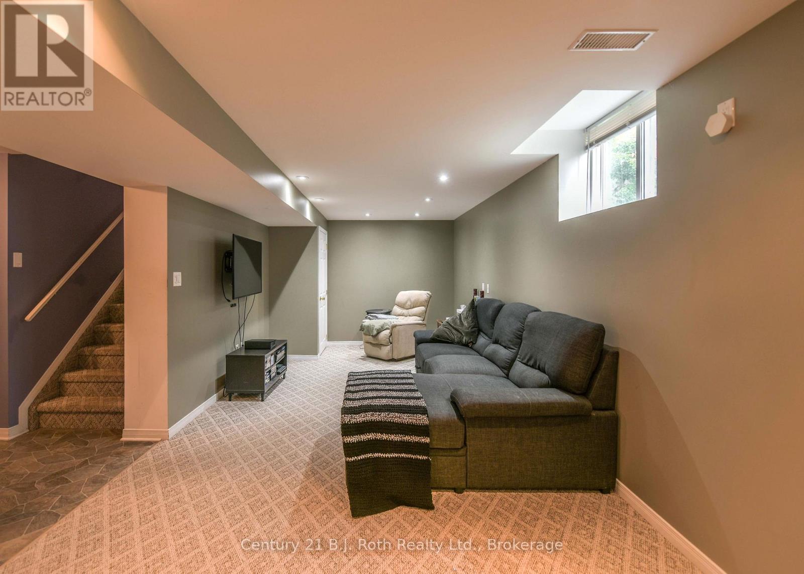 16 FRONTIER AVENUE - 39
