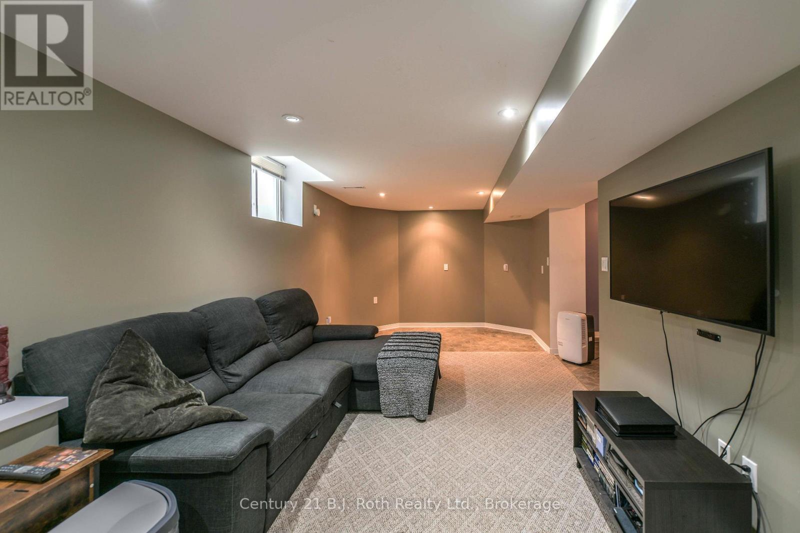 16 FRONTIER AVENUE - 40