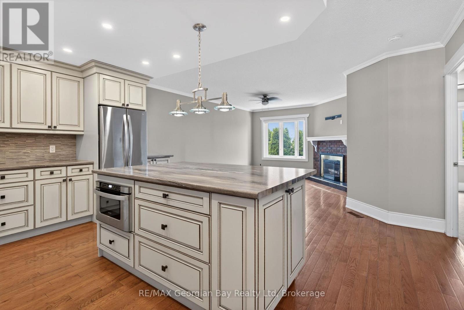#63 696 KING STREET - Image 5