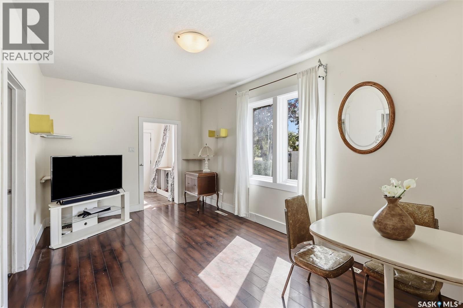 325 M AVENUE N - Image 8