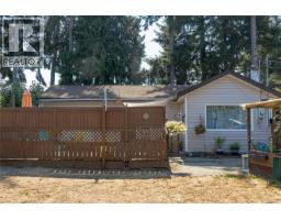 Living room - 6713 Buena Vista Rd, Central Saanich, BC V8Z5X1 Photo 10