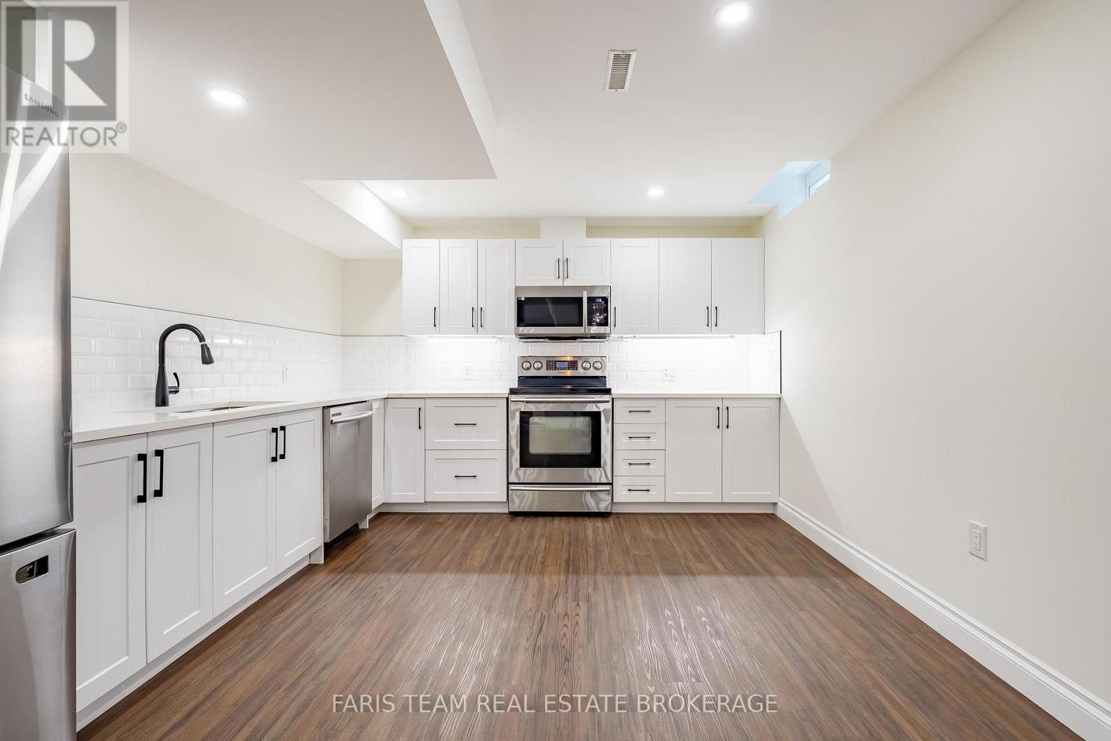 31 THE QUEENSWAY - 34