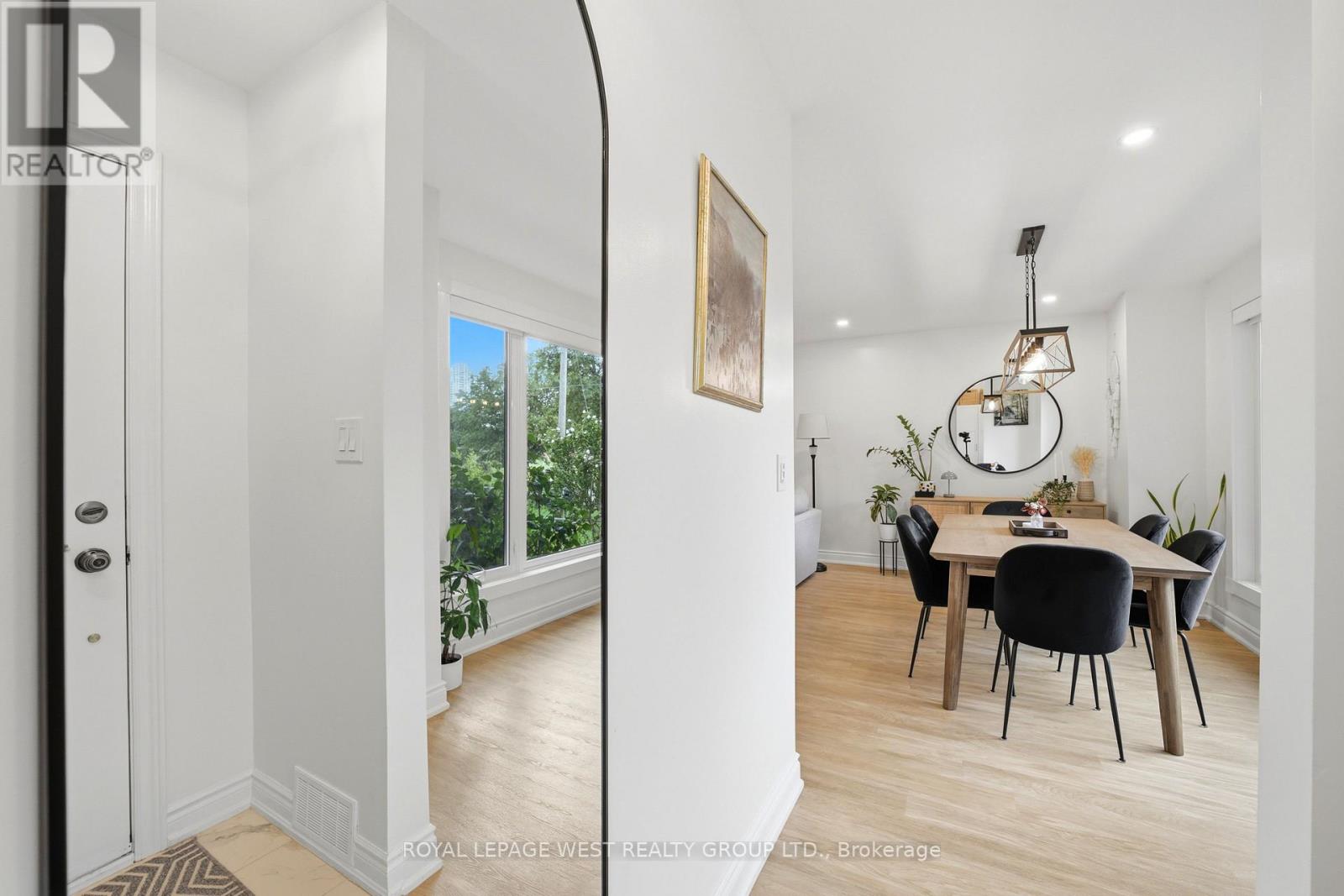 72 MERVYN AVENUE - 2