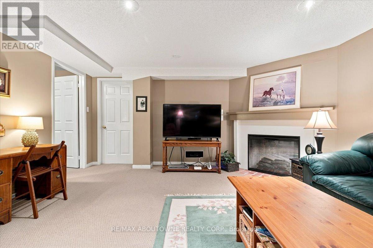 #7 2145 COUNTRY CLUB DRIVE - Image 34
