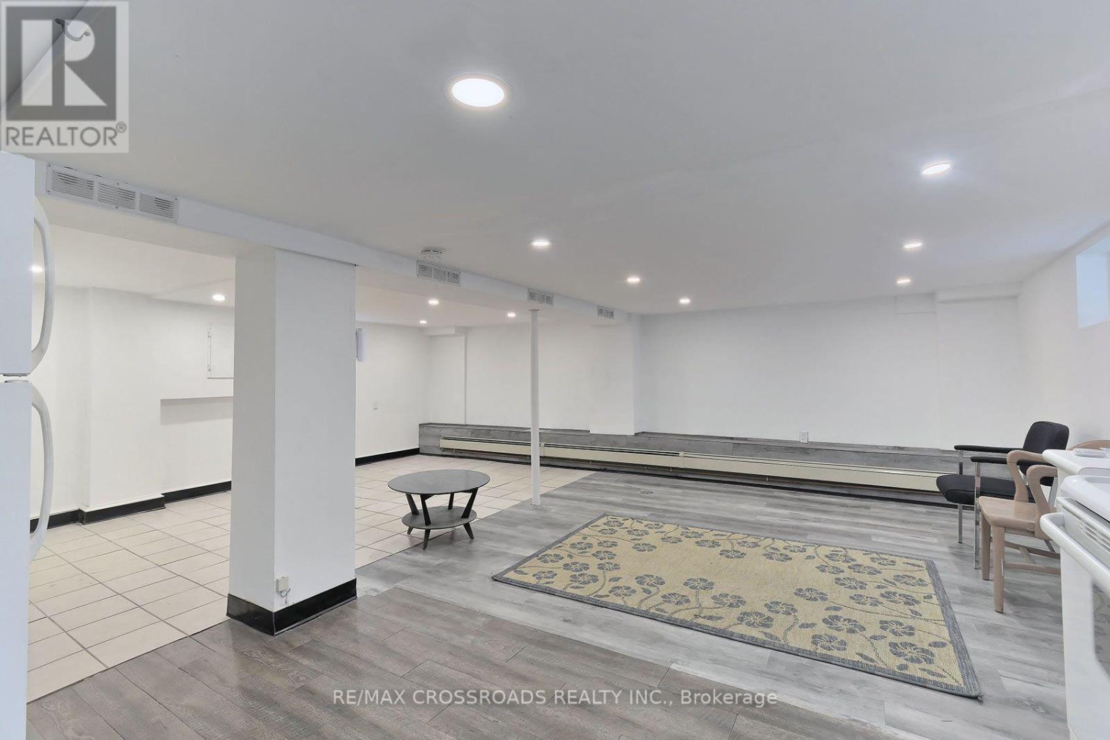 218 GLEDHILL AVENUE - 33