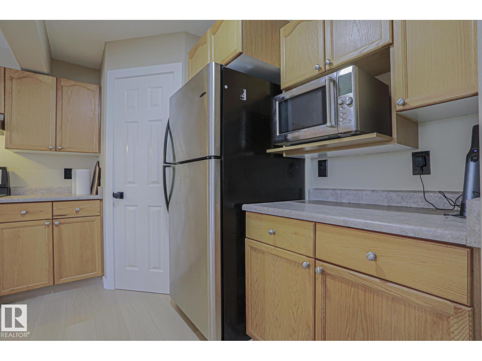 8 Erinwoods Pl photo 4 — MLS® E4505436
