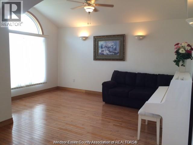 512 JOHN HARVEY, Windsor, Ontario, N9E4W1, Windsor, Ontario — photo 4 of 5