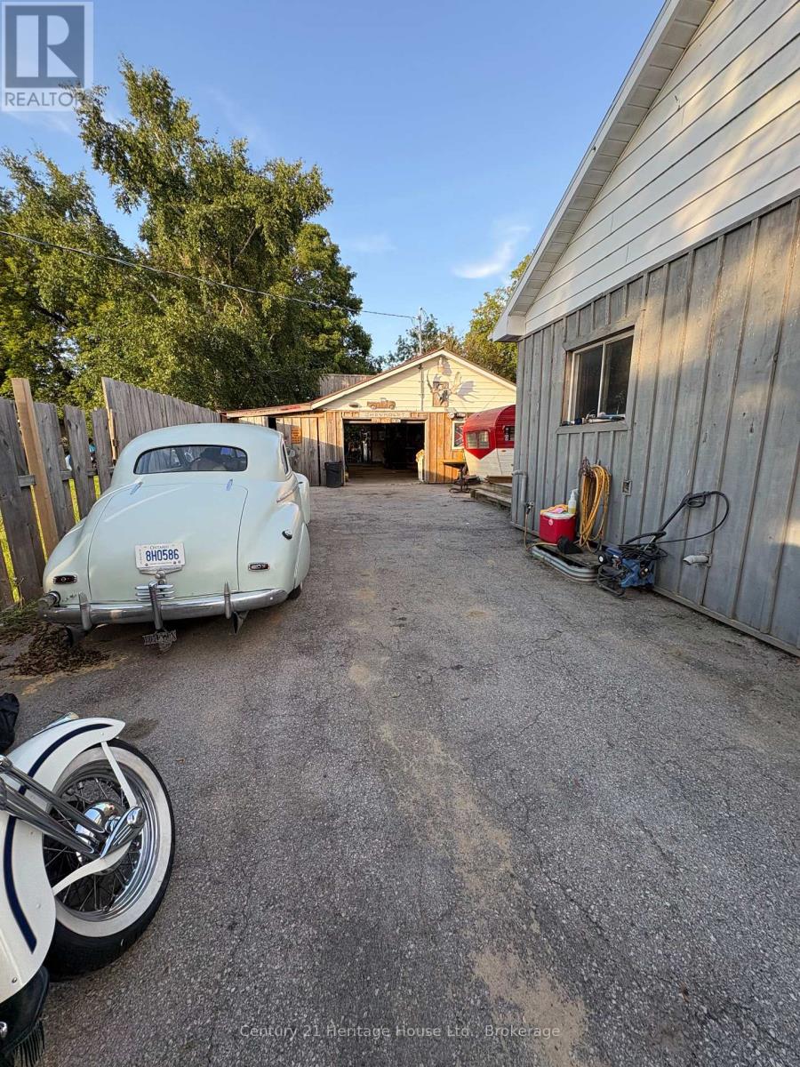 370 FOSTER STREET - Image 4