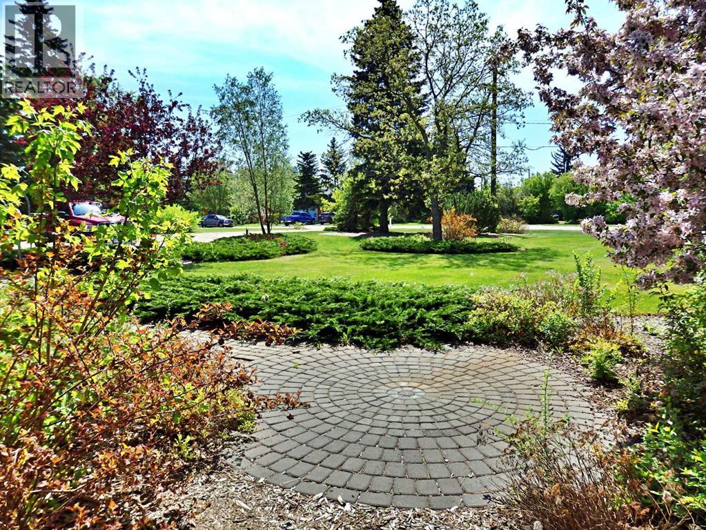 5922 52 Avenue - 3