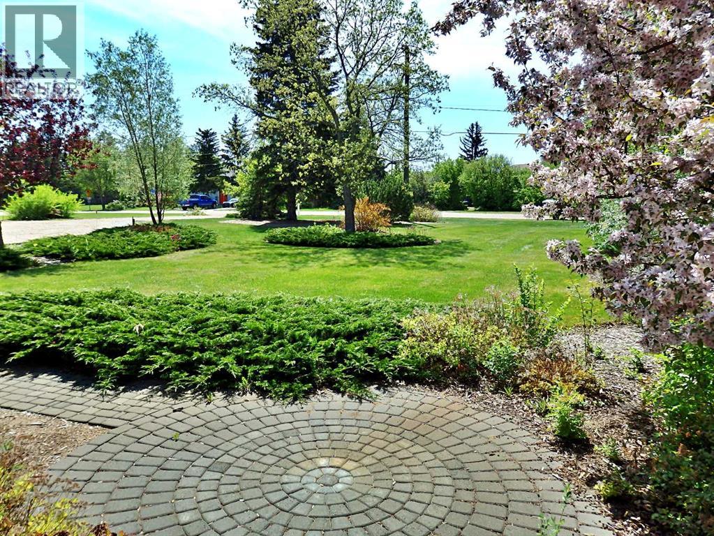 5922 52 Avenue - 48