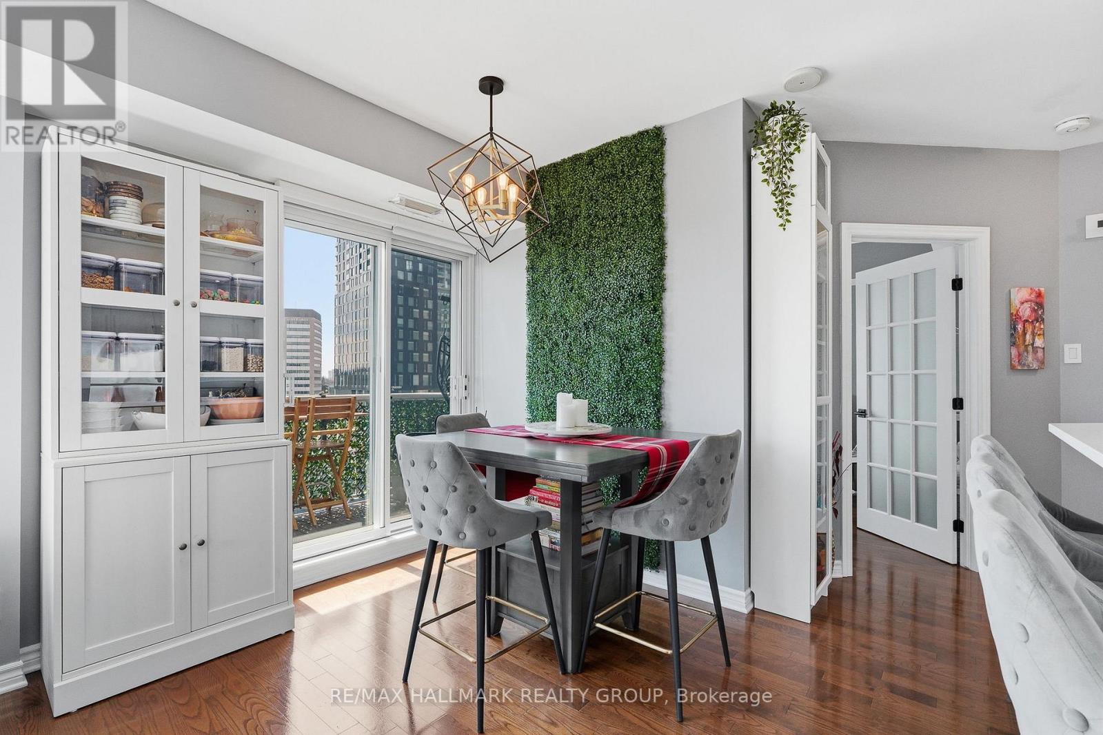 #809 200 RIDEAU STREET - 17