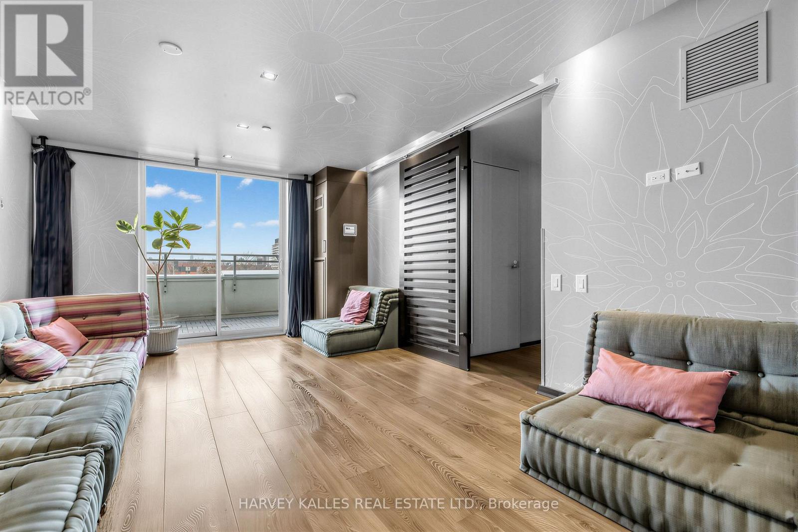 #309 156 PORTLAND STREET - 33