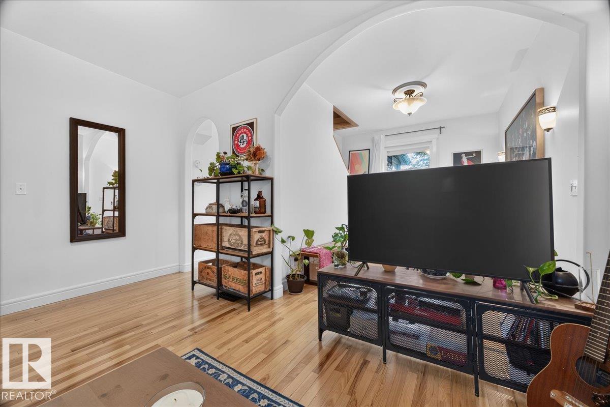 10034 94 ST NW - 18