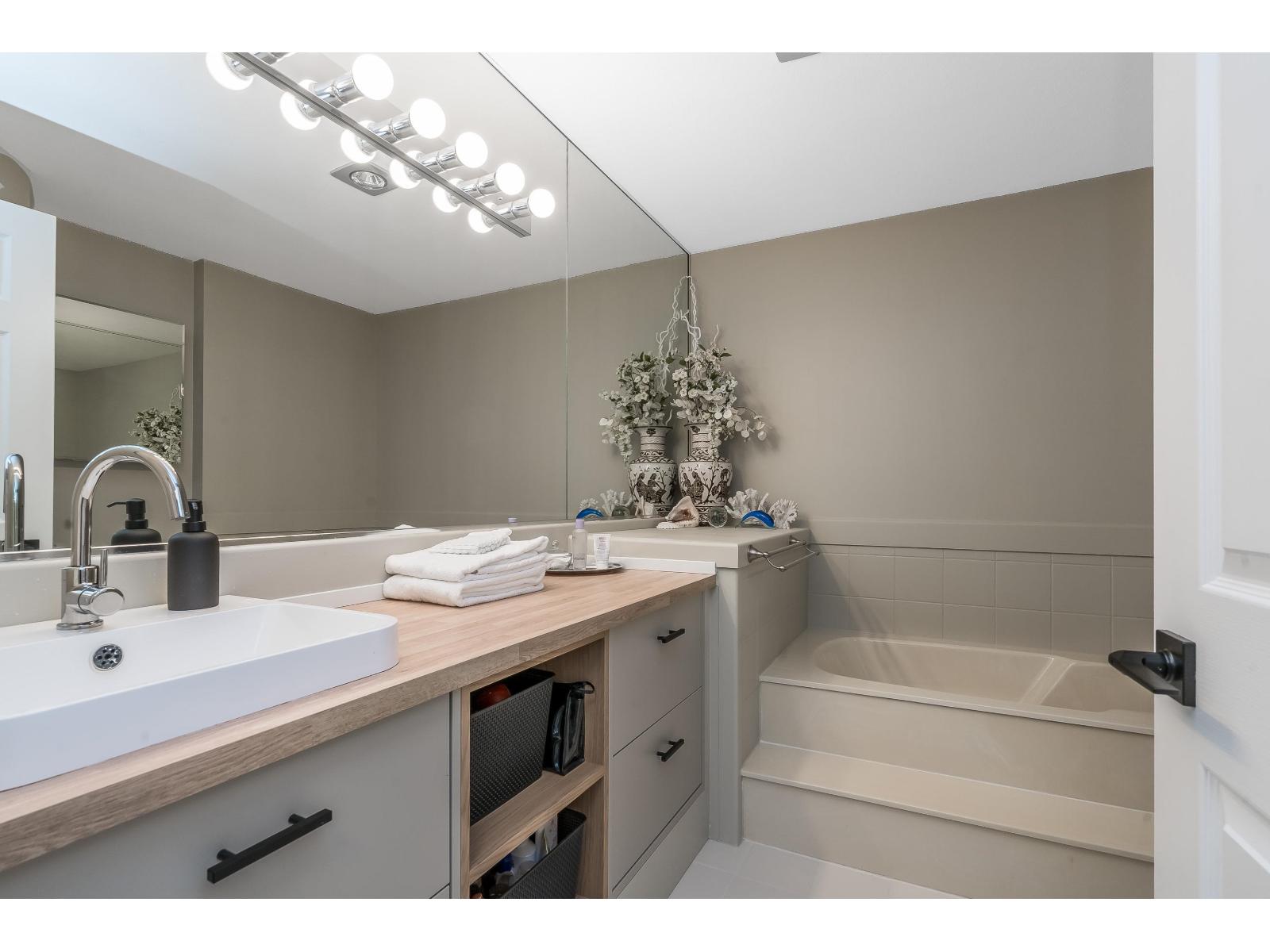 308 1441 BLACKWOOD STREET, White Rock