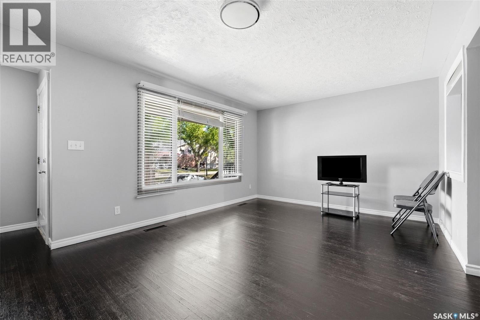 1321 Victoria AVENUE - Image 4