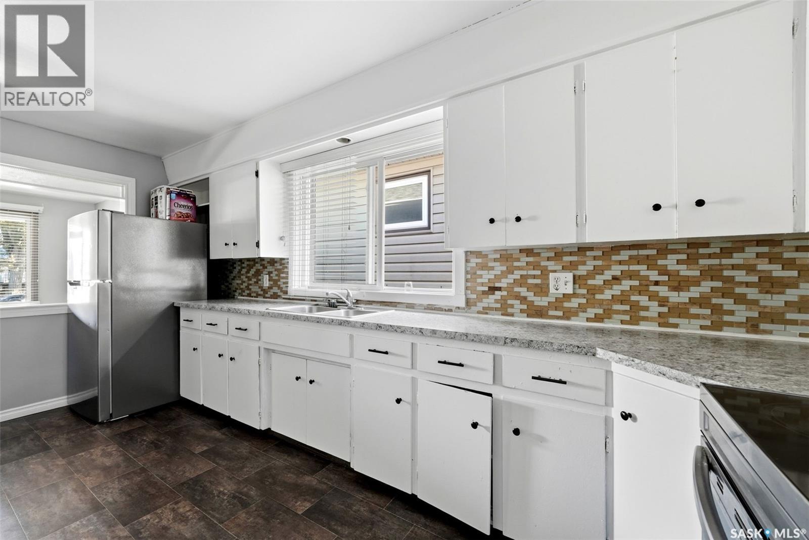 1321 Victoria AVENUE - 8
