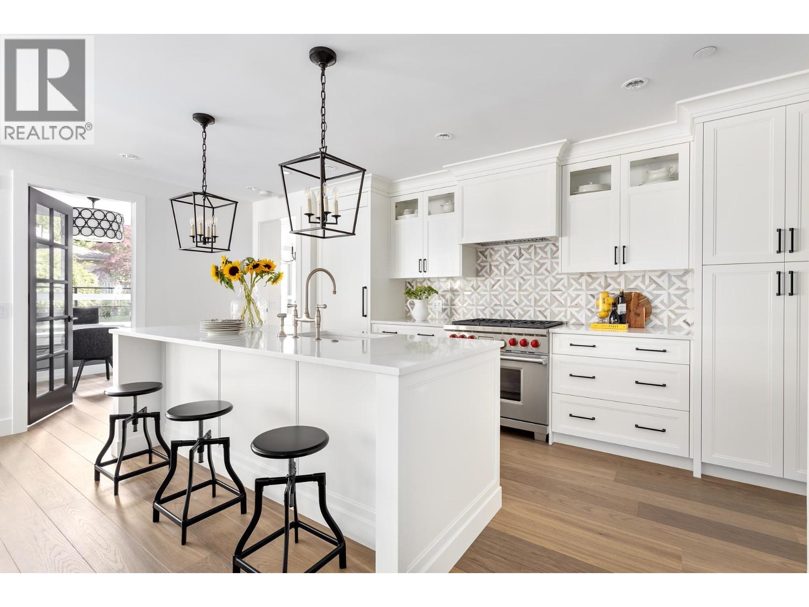 102 1055 RIDGEWOOD DRIVE, North Vancouver