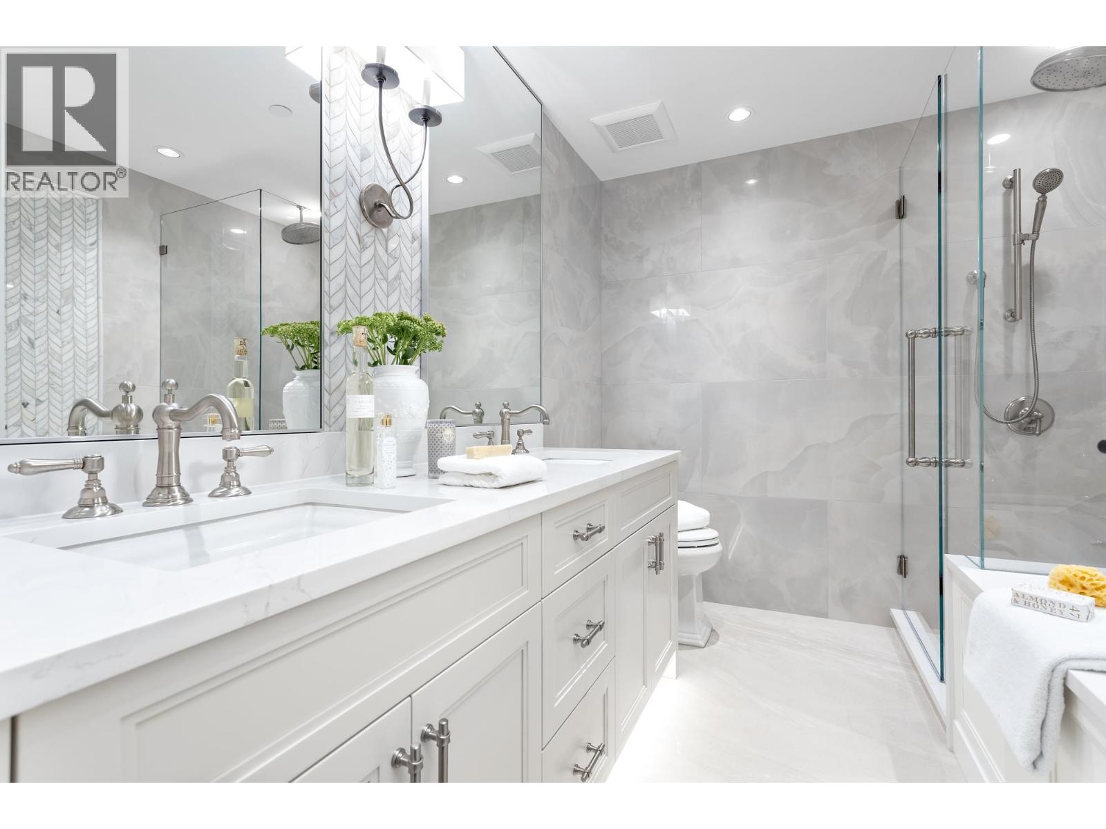 102 1055 RIDGEWOOD DRIVE, North Vancouver