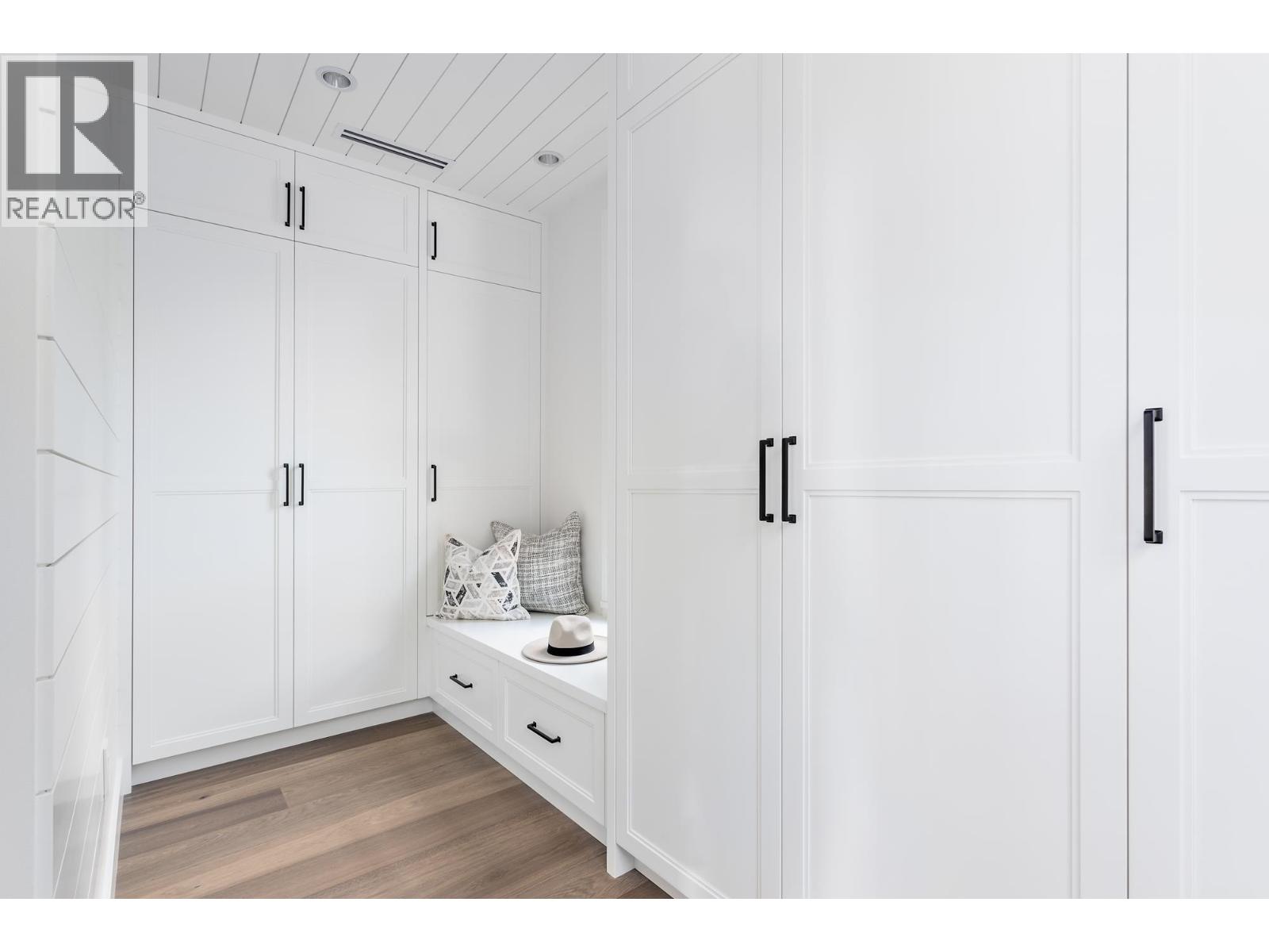 102 1055 RIDGEWOOD DRIVE, North Vancouver