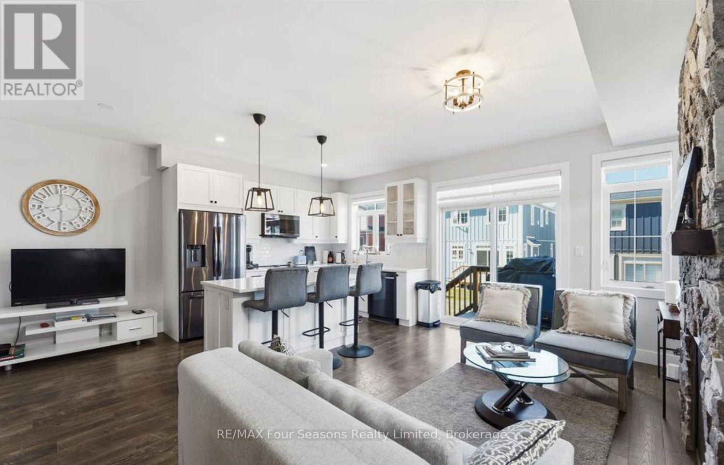 146 Sycamore Street, Blue Mountains, Ontario, L9Y4E4, Blue Mountains, Ontario — photo 4 of 5