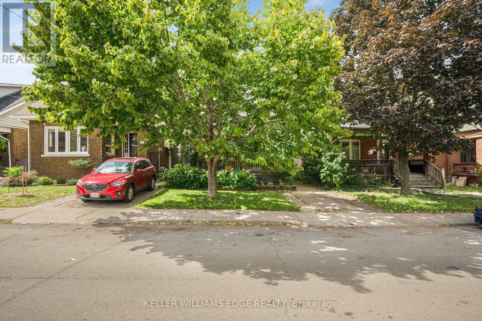 204 ROSSLYN AVENUE S - 1